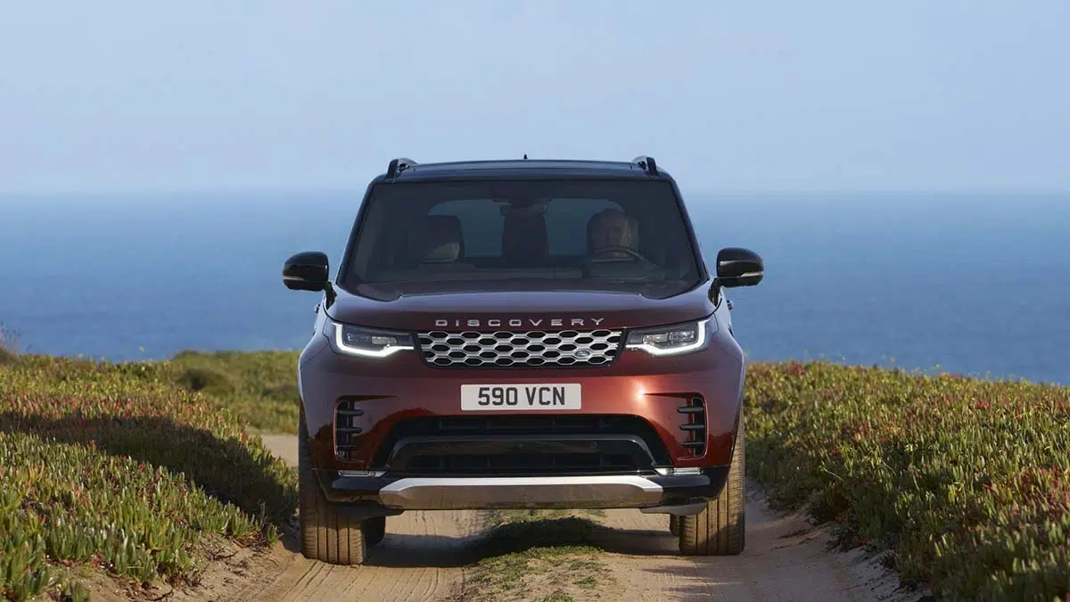Land Rover Discovery Tempest 2026 en acción sobre pista con acabado en cobre