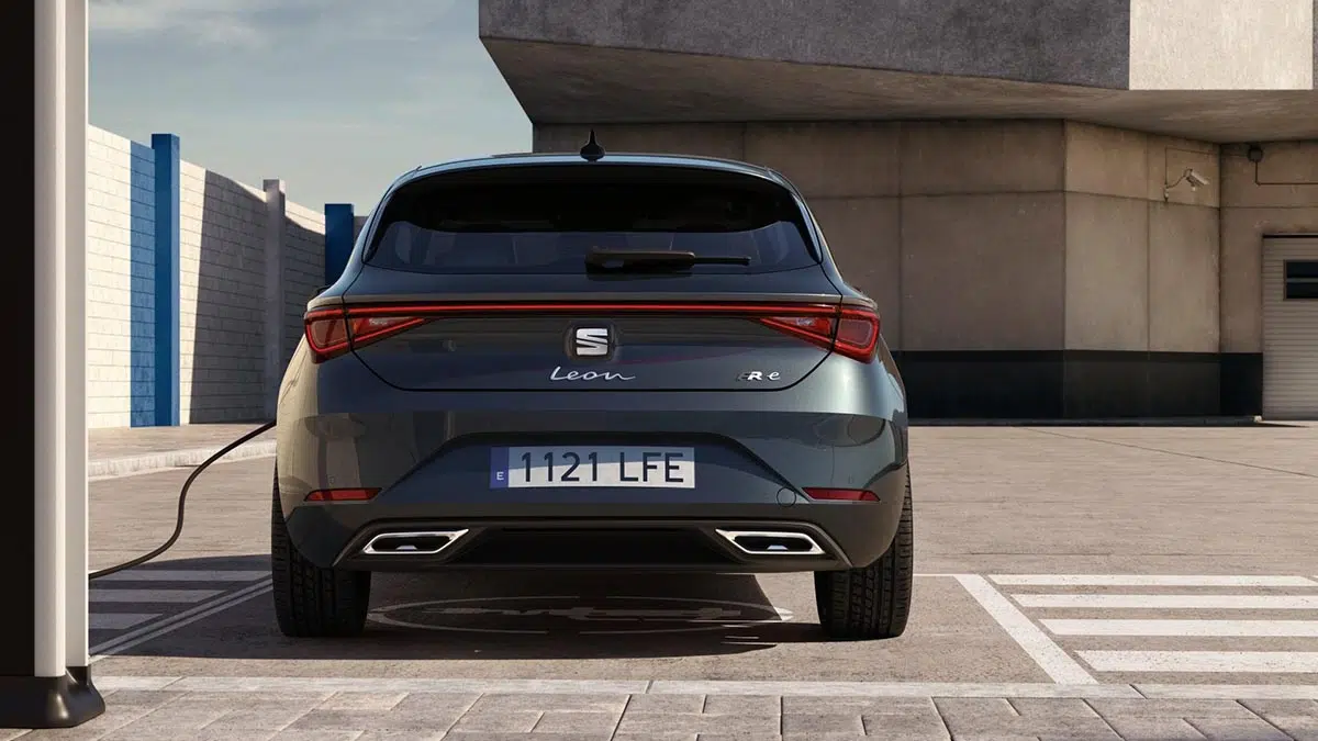 Parte trasera de la SEAT León e-Hybrid 2025 con tira LED y logo e-Hybrid