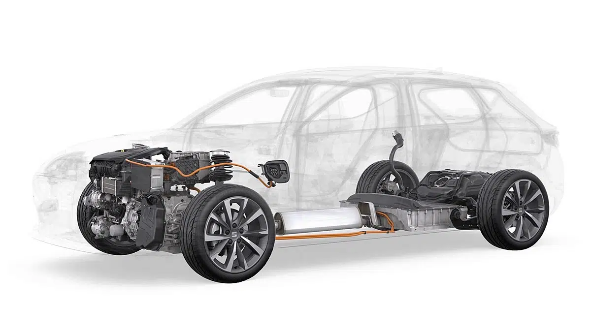 Vista del motor de la SEAT León e-Hybrid 2025 mostrando el motor térmico y el eléctrico