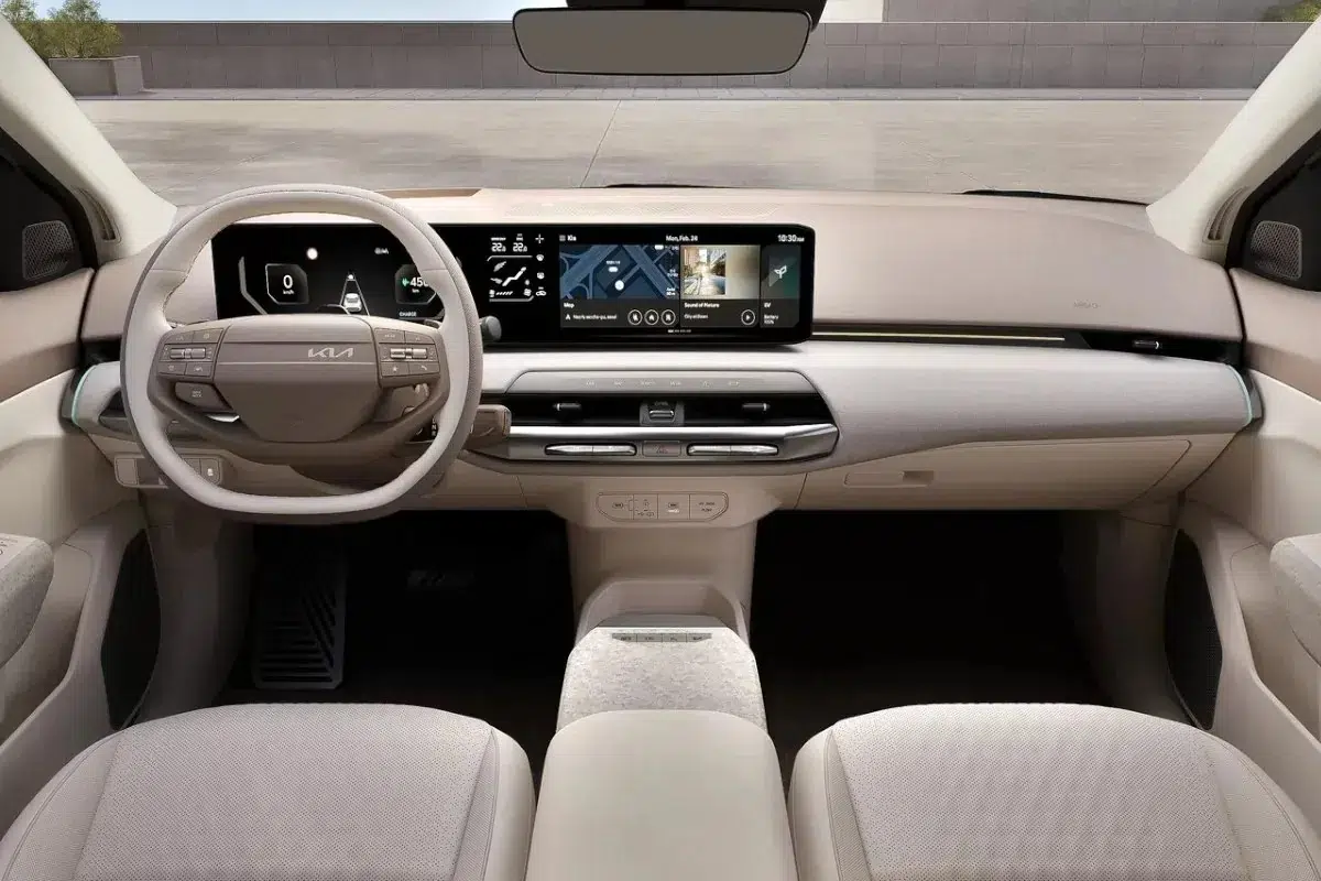 Interior del Kia EV4 con doble pantalla digital y diseño limpio