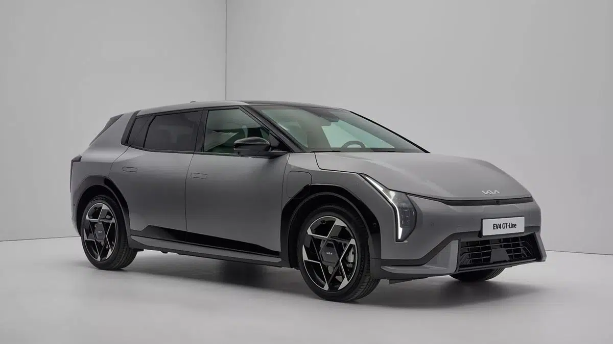 Parte delantera del Kia EV4 hatchback 2025 con iluminación LED vertical y diseño compacto