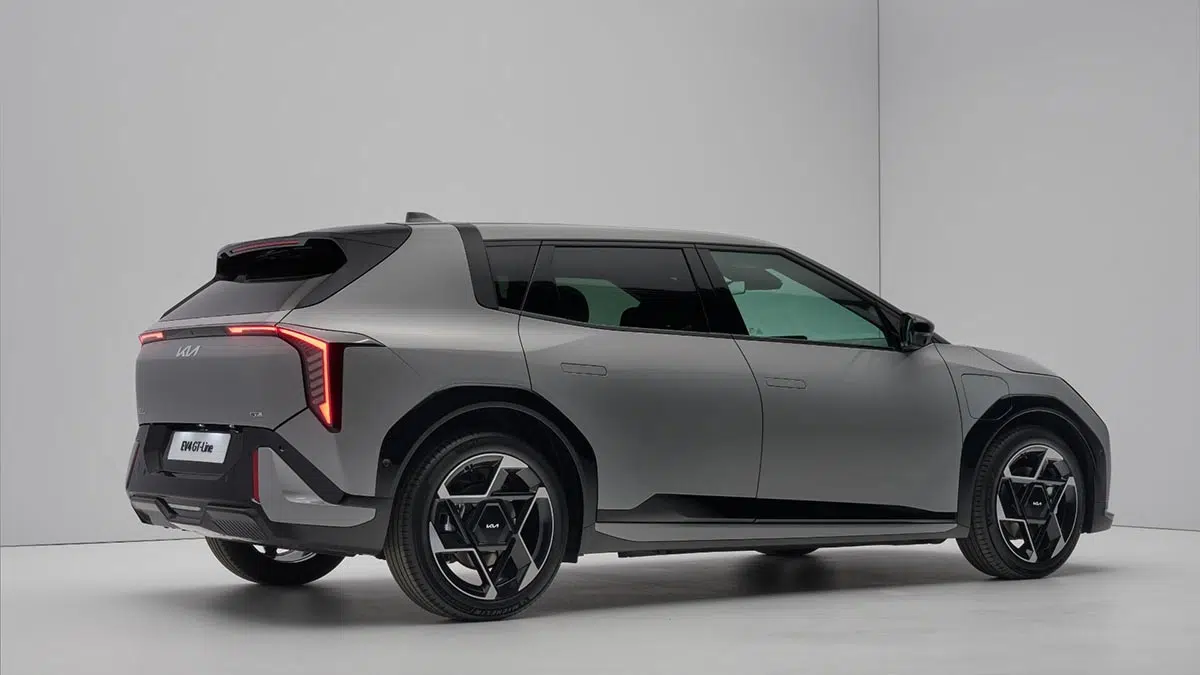 Parte trasera del Kia EV4 hatchback 2025 con banda LED continua y diseño compacto eléctrico