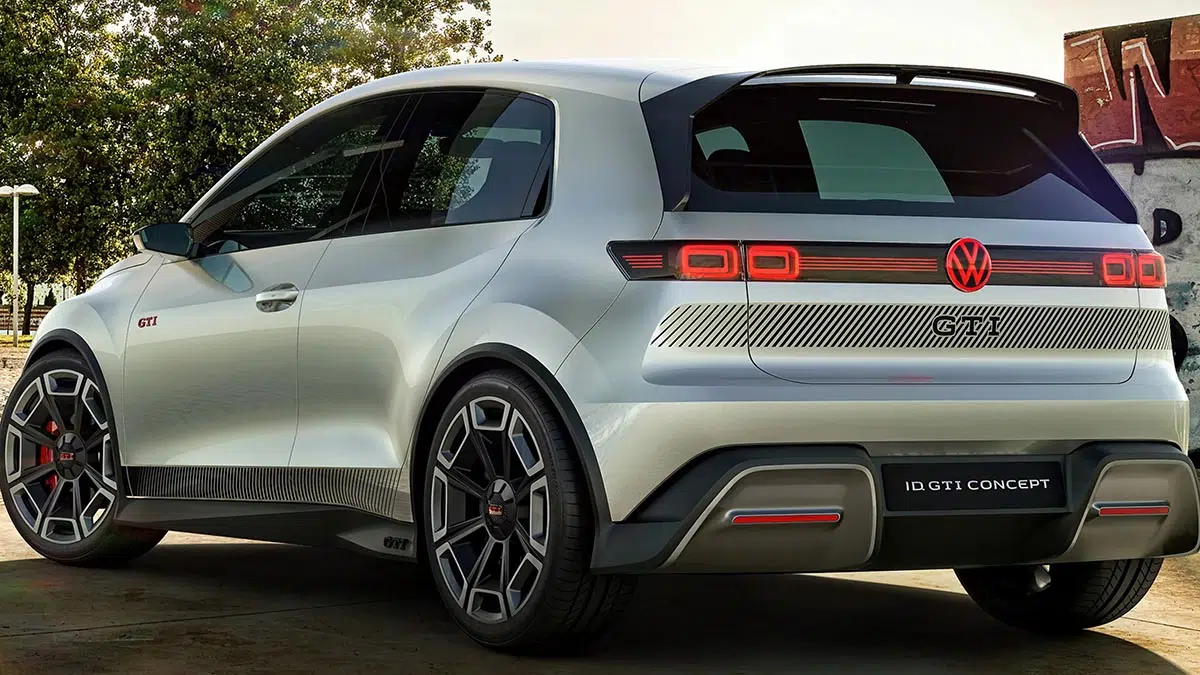 Vista trasera de la Golf GTI EV con luces horizontales, alerón y difusor deportivo