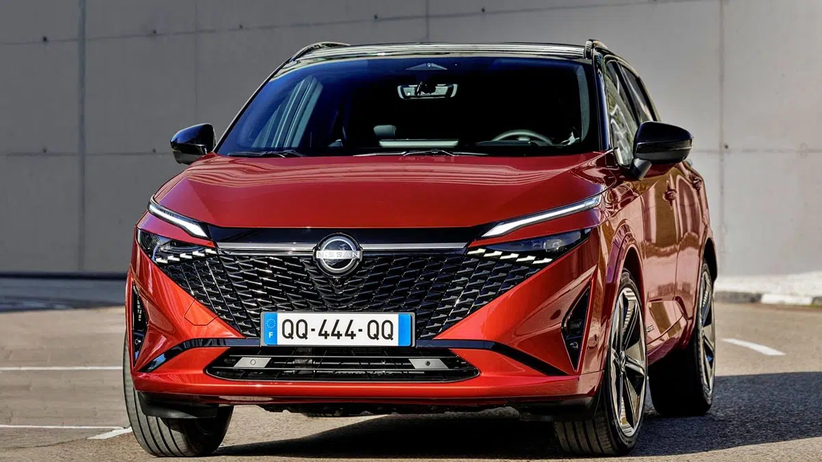 Frente del Nissan Qashqai 2025 con parrilla en V y faros LED tipo boomerang