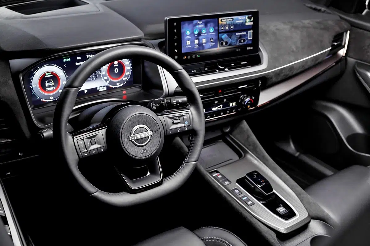 Tablero del Nissan Qashqai 2025 con pantalla táctil de 12.3 pulgadas y panel digital