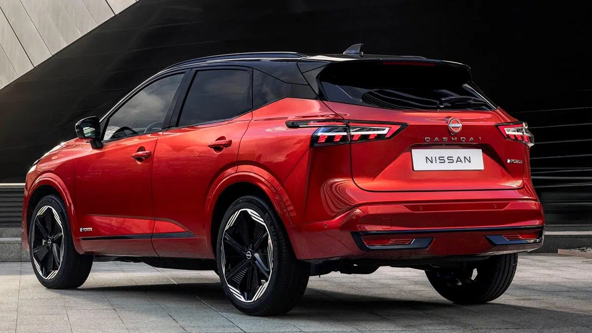 Parte trasera del Nissan Qashqai e-Power 2025 con luces LED horizontales y distintivo e-Power