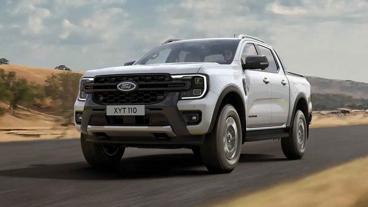 Parte frontal del Ford Ranger PHEV 2025 con parrilla trapezoidal negra y faros LED integrados