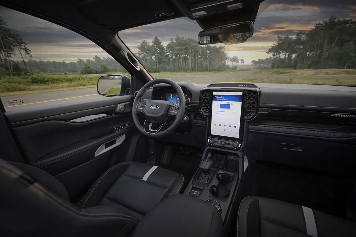 Interior del Ford Ranger PHEV 2025 con pantalla táctil central e instrumentación digital