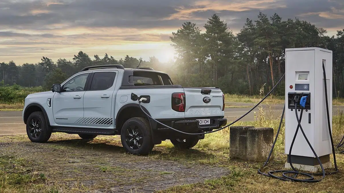 Vista trasera del Ford Ranger PHEV 2025 con luces verticales y marcado PHEV en el portón