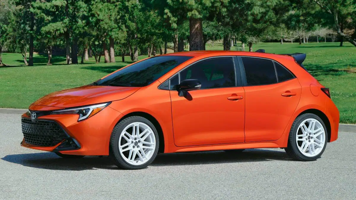 Perfil lateral de la Toyota Corolla FX 2026 con llantas blancas y diseño neoretro deportivo