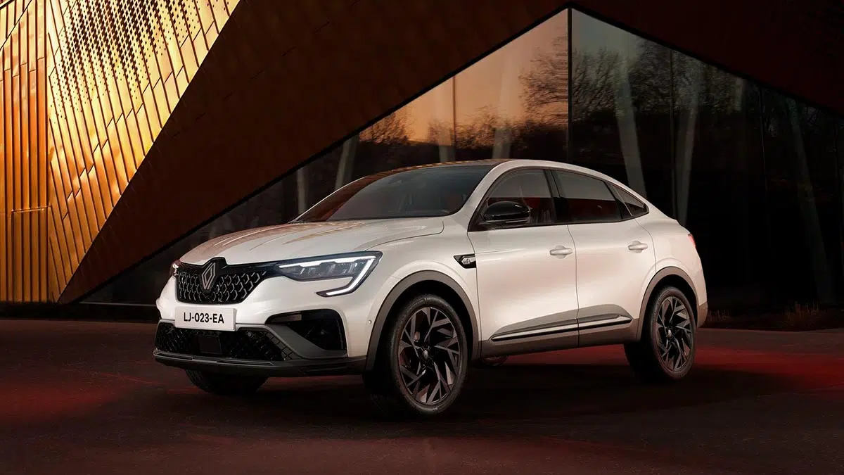 Vista lateral del Renault Arkana E-Tech 2023 híbrido, diseño coupé dinámico, llantas de aleación y altura de carrocería elevada.