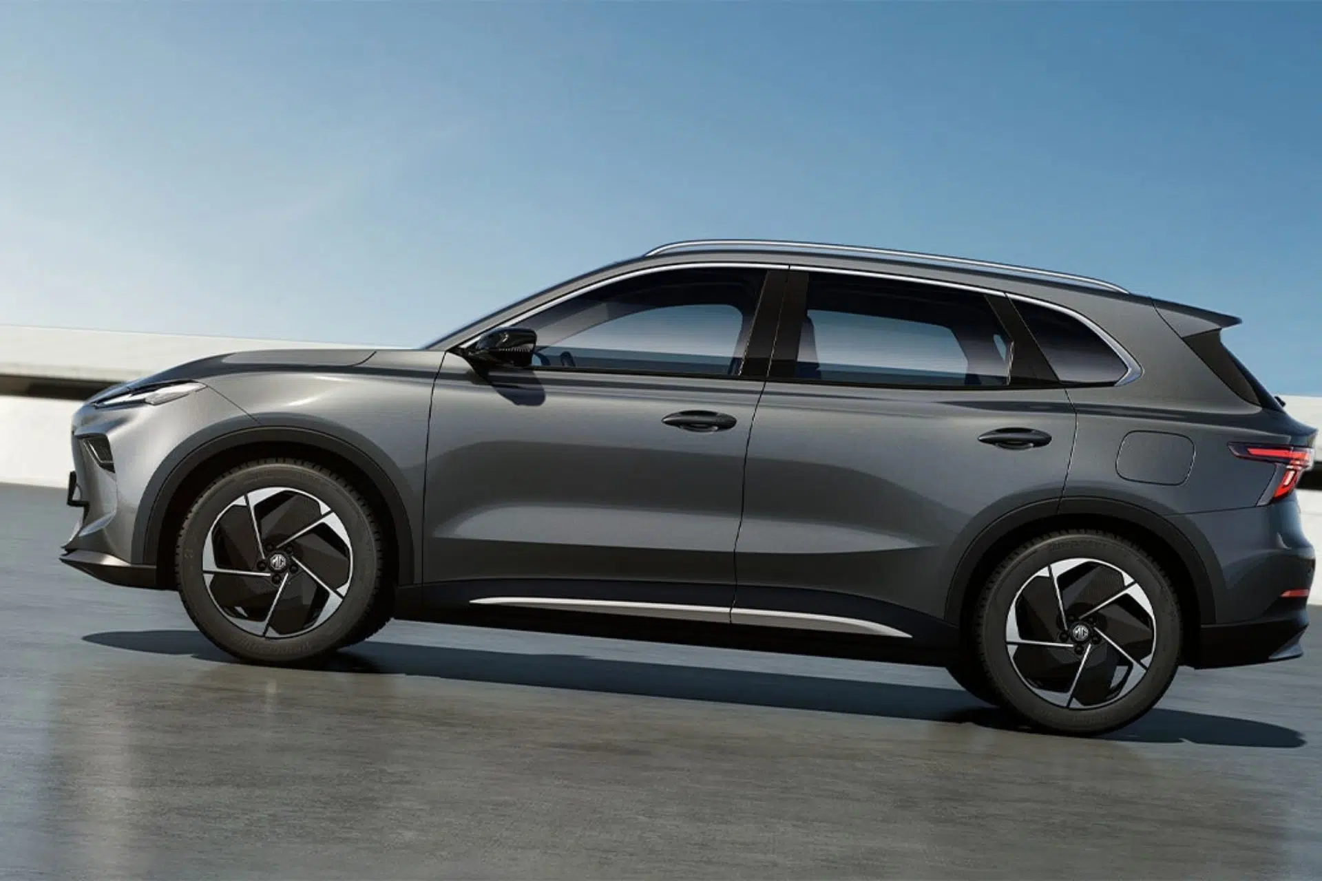 Perfil del MG S5 EV 2025 en versión premium con llantas de 19 pulgadas