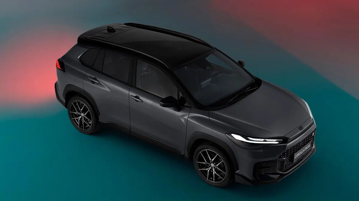 Perfil del Toyota Corolla Cross 2026 en versión híbrida con llantas de aleación de 18 pulgadas