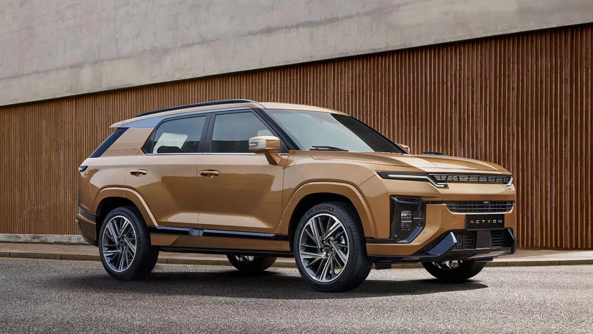 Perfil lateral del KGM Actyon 2025 con silueta de SUV cupé y líneas dinámicas