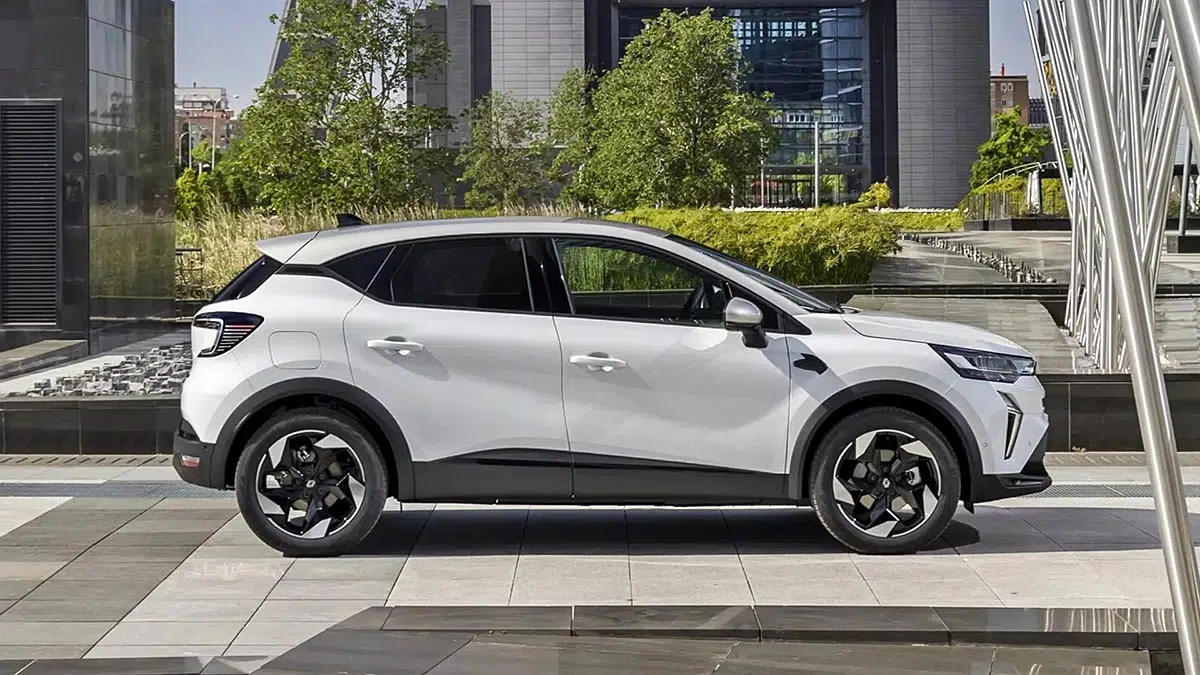 Perfil del Renault Captur E-Tech Full Hybrid 160 azul en acabado Esprit Alpine en carretera