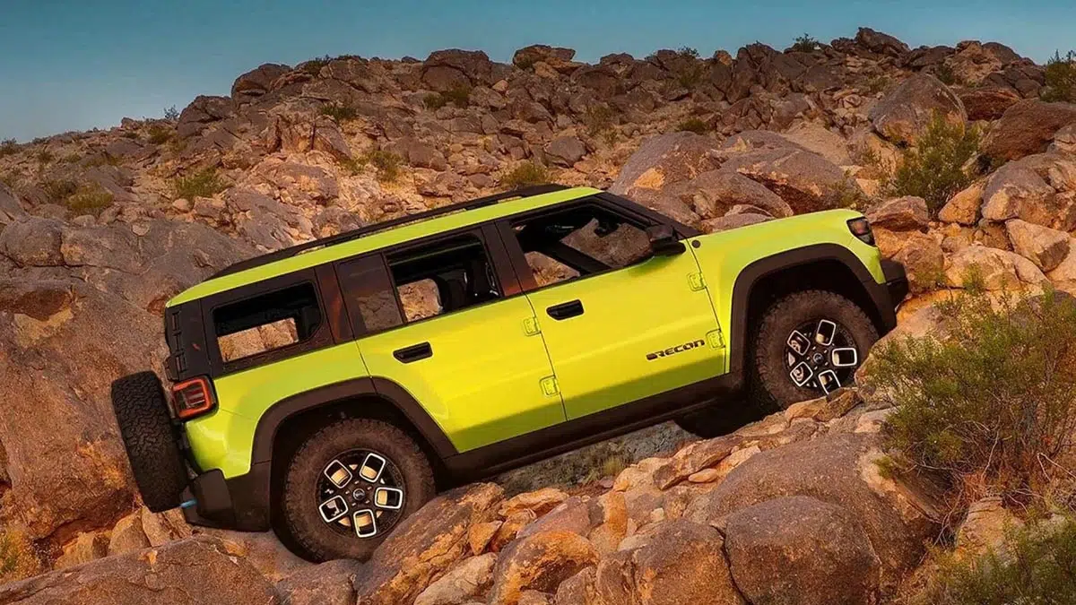  Vista lateral del Jeep Recon 2026, SUV eléctrico todo terreno con diseño cuadrado y alto despeje