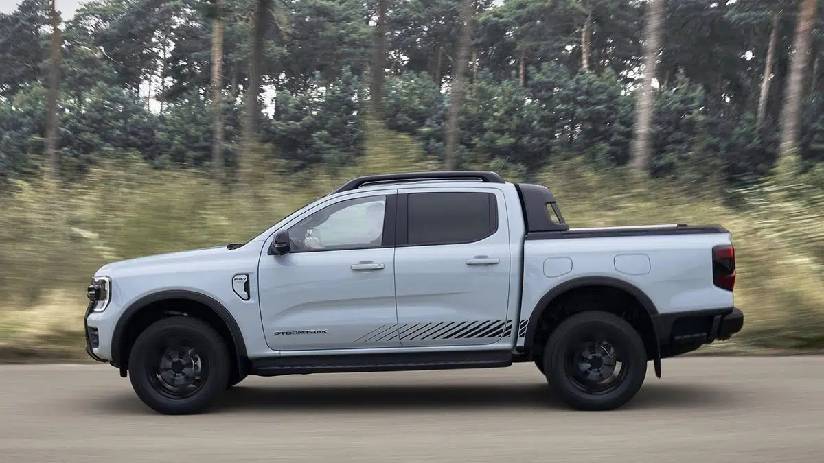 Perfil lateral del Ford Ranger PHEV 2025 versión Wildtrak con llantas de aleación y caja de carga