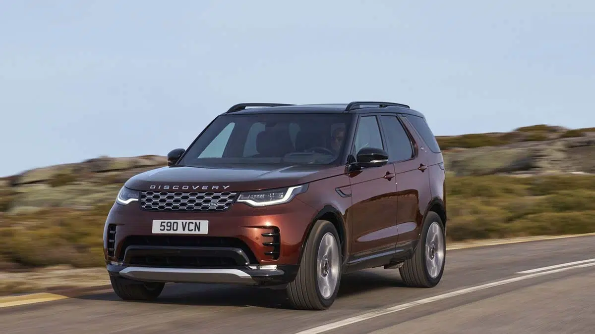 Frontal del Land Rover Discovery 2026 con parrilla negra y faros LED Matrix