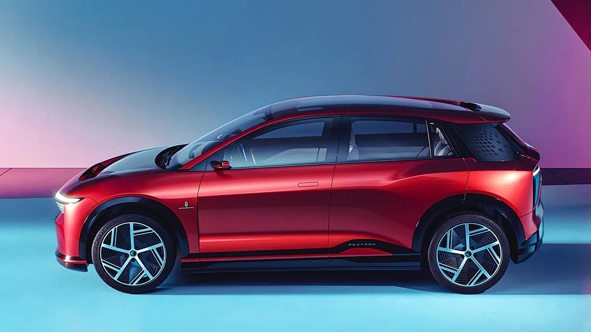 Perfil del SUV eléctrico compacto Foxconn Mitsubishi con diseño limpio y proporciones urbanas