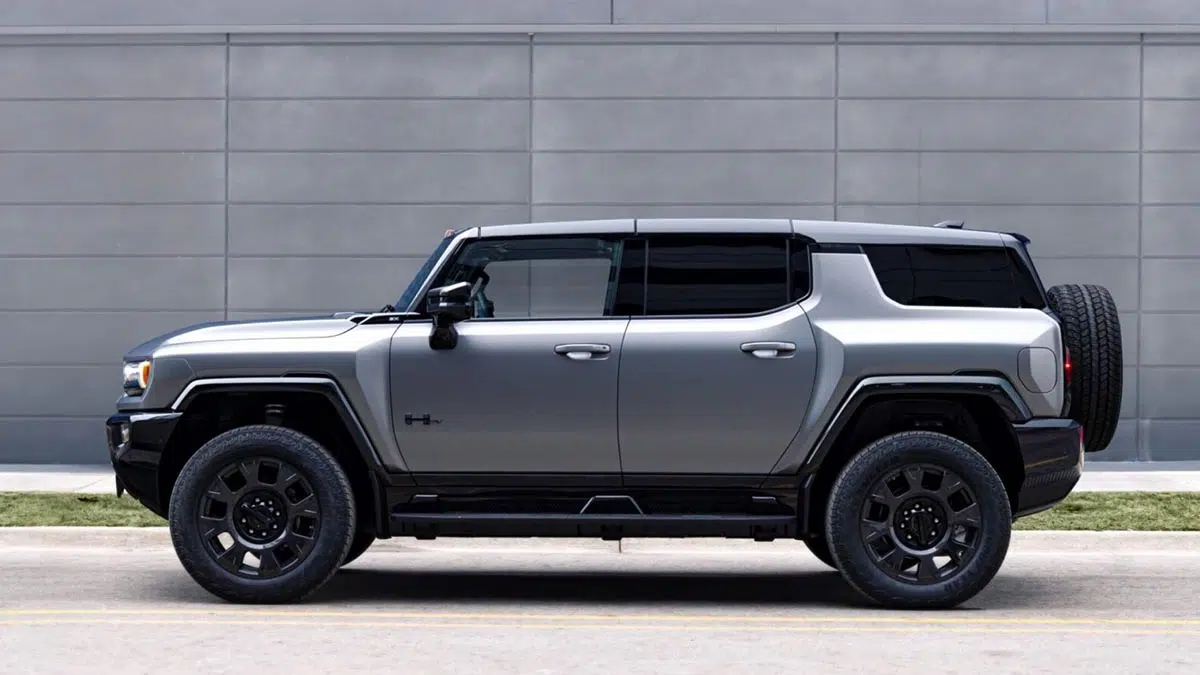 Perfil del GMC Hummer EV 2026 con pintura mate y llantas de 22 pulgadas en fibra de carbono