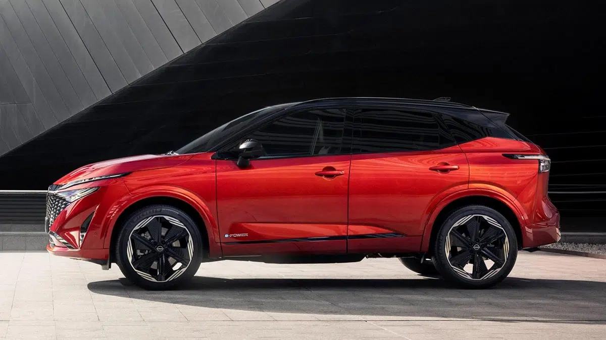 Perfil del Nissan Qashqai e-Power 2025 con acabado N-Design y llantas negras
