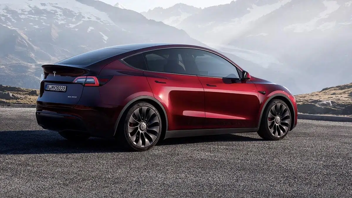 Perfil lateral de la Tesla Model Y roja en carretera en Francia