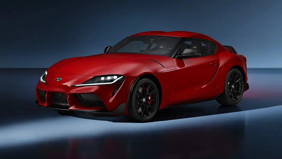 Frontal de la Toyota GR Supra 2025 con parrilla agresiva y firma LED