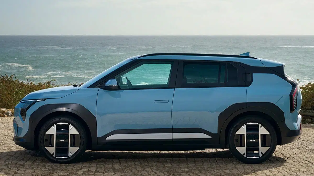 Perfil del Kia EV3 2025 en acabado GT-Line con diseño angular y llantas aerodinámicas