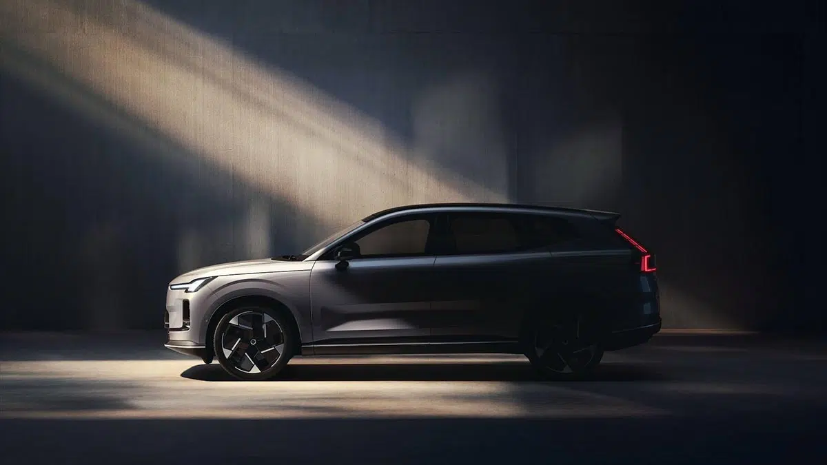 Perfil del Volvo XC70 PHEV 2025 con mayor altura del suelo y línea aerodinámica