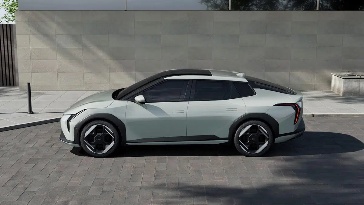Perfil del Kia EV4 sedán 2025 con diseño esculpido y silueta dinámica eléctrica