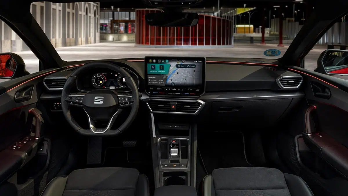 Intérieur conducteur de la SEAT León e-Hybrid 2025 avec écran tactile 10 pouces