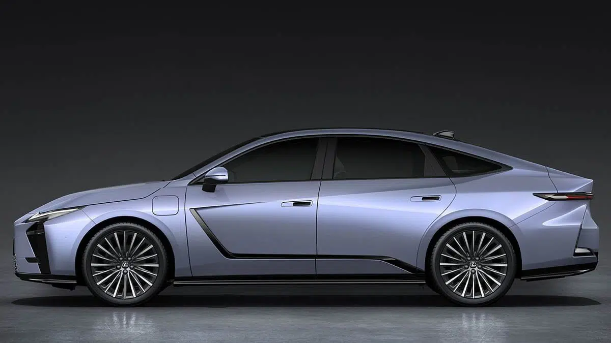 Perfil de la futura berlina eléctrica Lexus con líneas esbeltas y llantas aerodinámicas