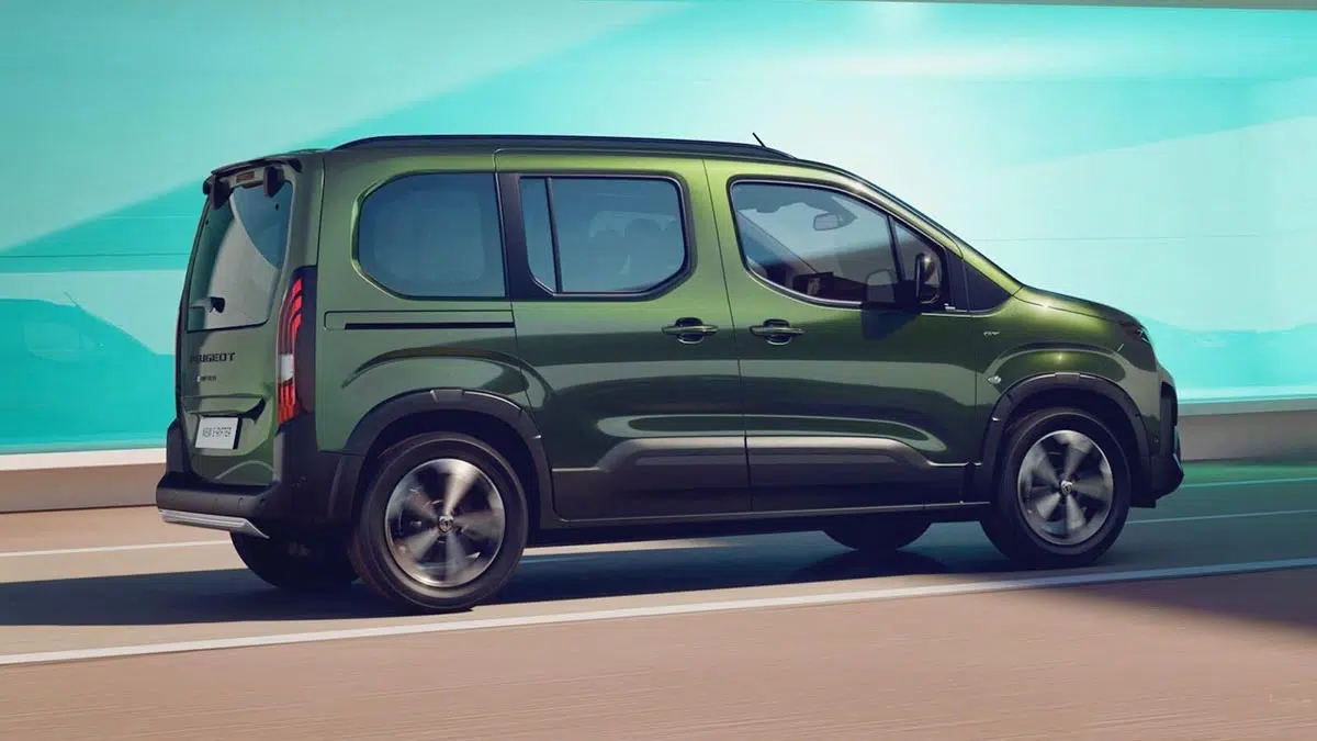 Perfil del Peugeot e-Rifter 2025 con carrocería alargada y puertas correderas
