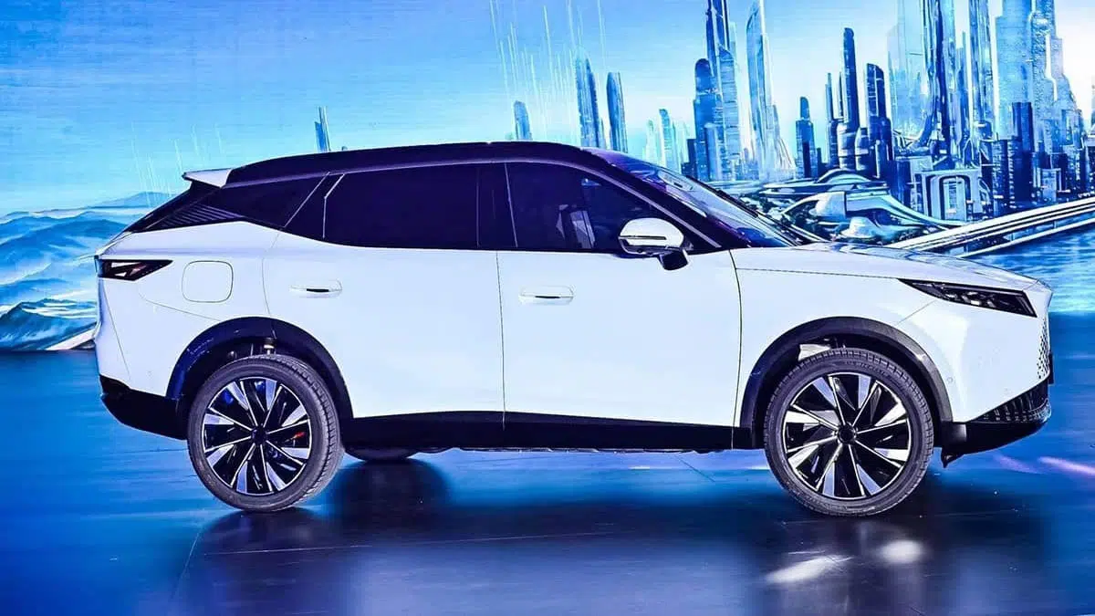 Perfil del SUV Omoda 7 híbrido enchufable 2025 con llantas aerodinámicas y diseño moderno de 4,62 metros.