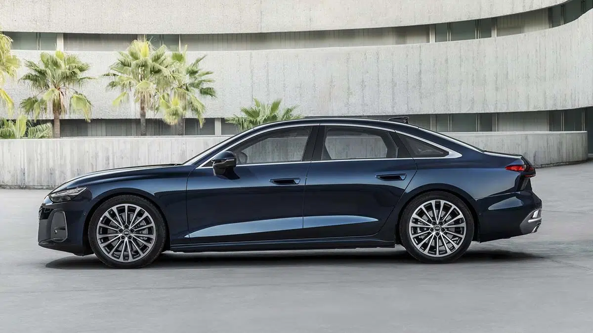 Perfil lateral del Audi A6 Berlina 2025 en versión S line, en carretera, resaltando su elegancia y proporciones equilibradas.