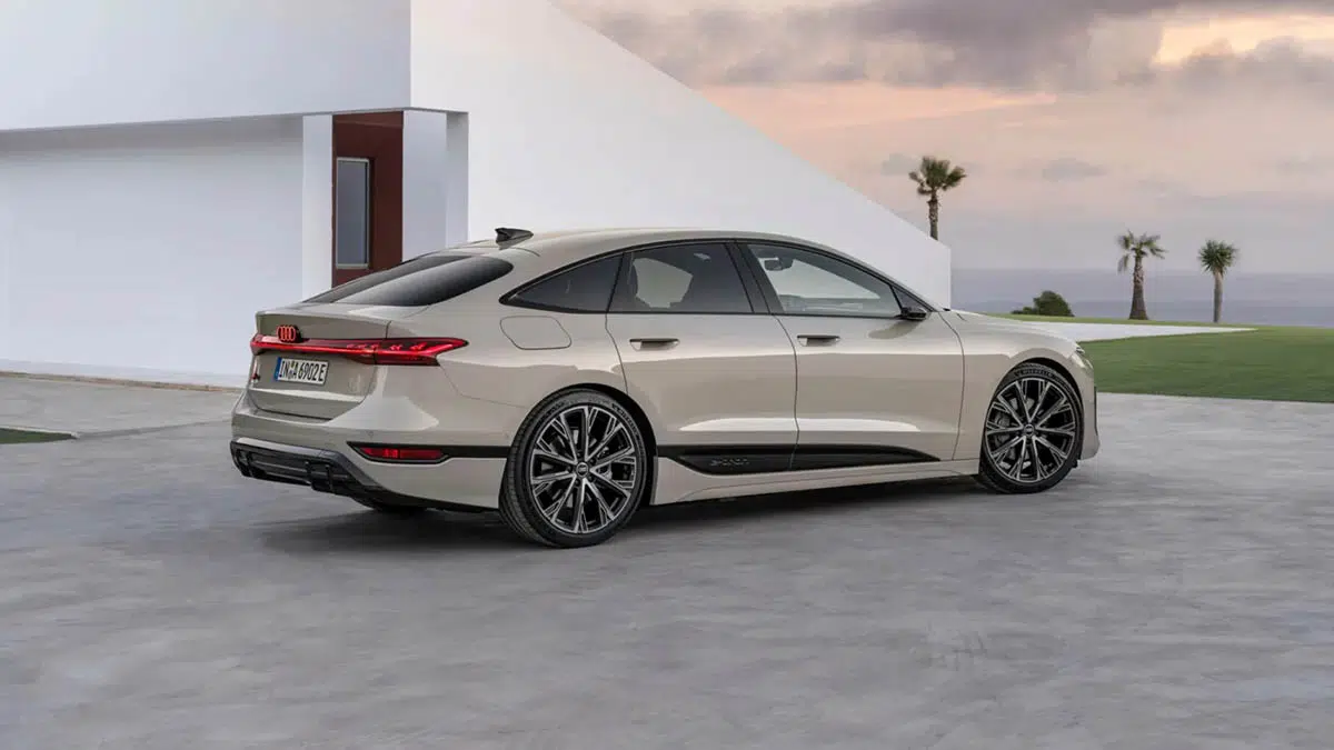Vista lateral del Audi A6 e-tron 2025, berlina eléctrica con diseño aerodinámico basada en la plataforma PPE