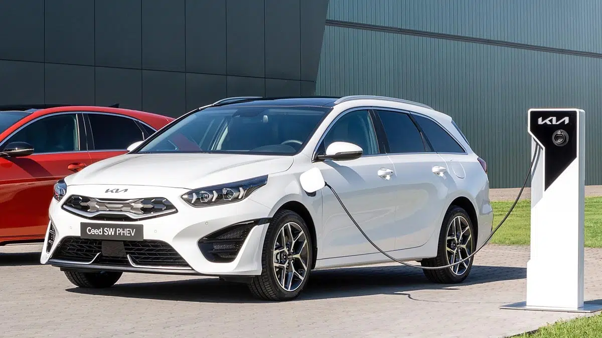 Perfil del Kia Ceed SW PHEV 2025 con líneas fluidas y llantas de aleación