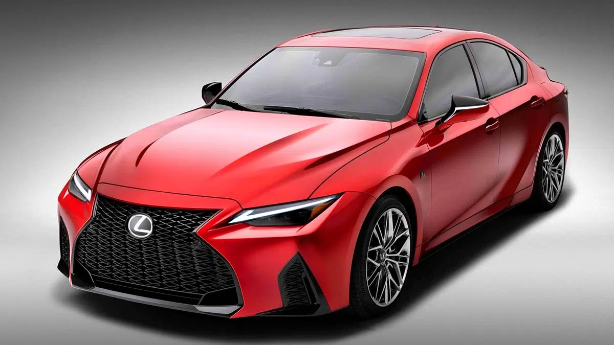 Frontal de la Lexus IS 500 Ultimate Edition con parrilla trapezoidal y faros LED