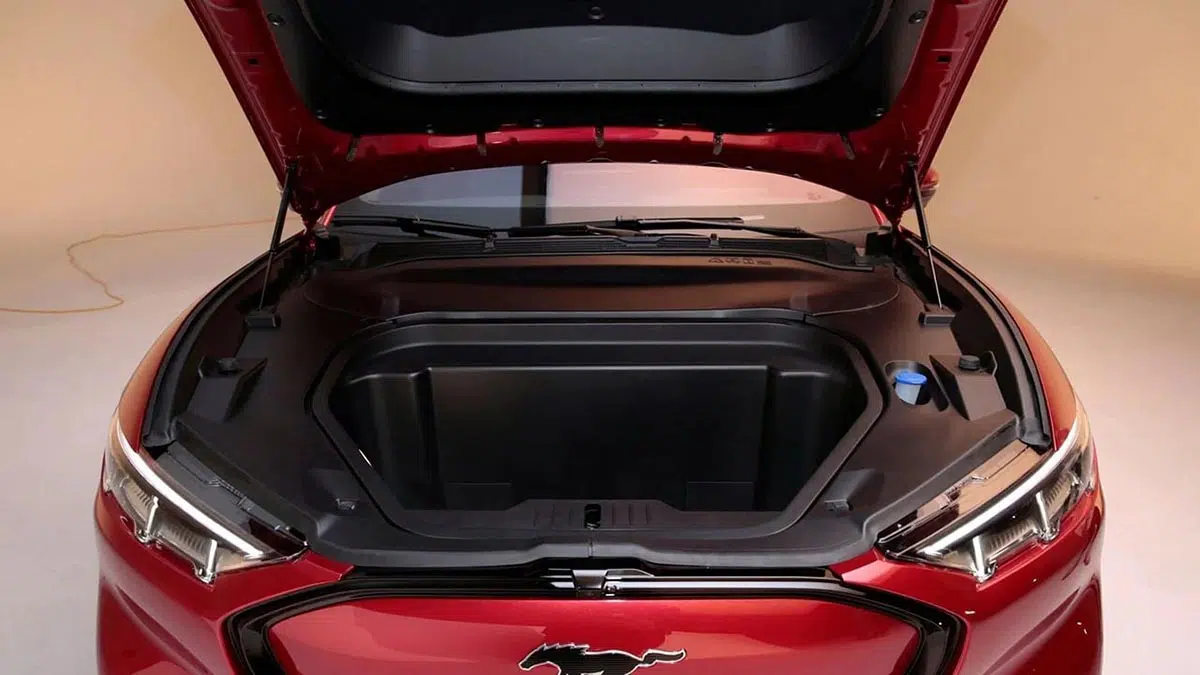 Coffre avant de la Ford Mustang Mach-E ouvert, compartiment modulable et résistant à l’eau