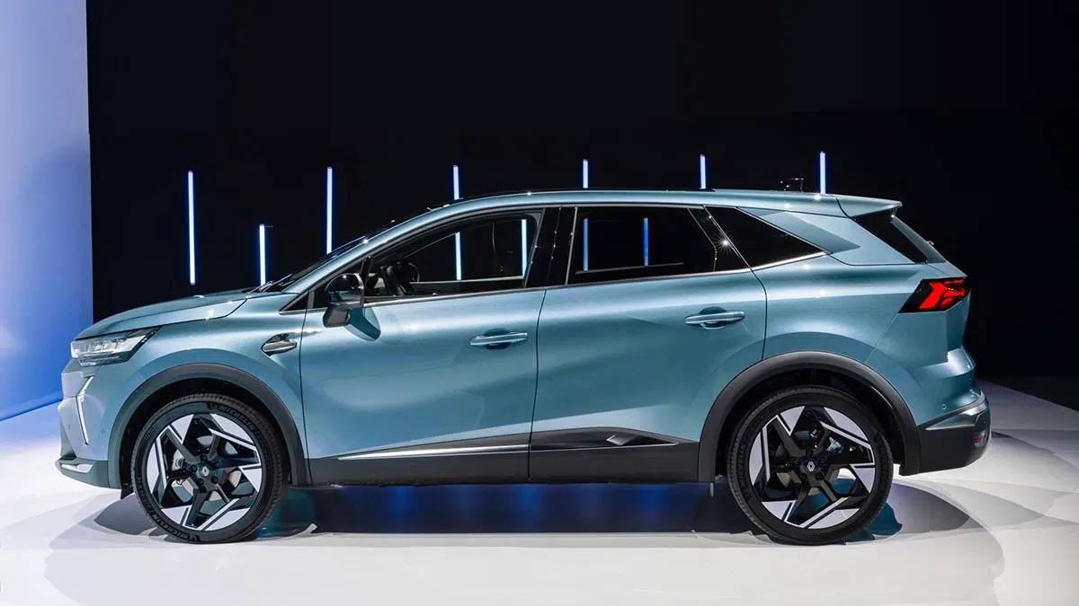 Vista lateral del Renault Symbioz 2025, SUV compacto híbrido con diseño moderno y proporciones equilibradas